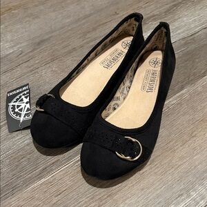 HarborSoles Black Ballet Flats with Gold Ring Accent